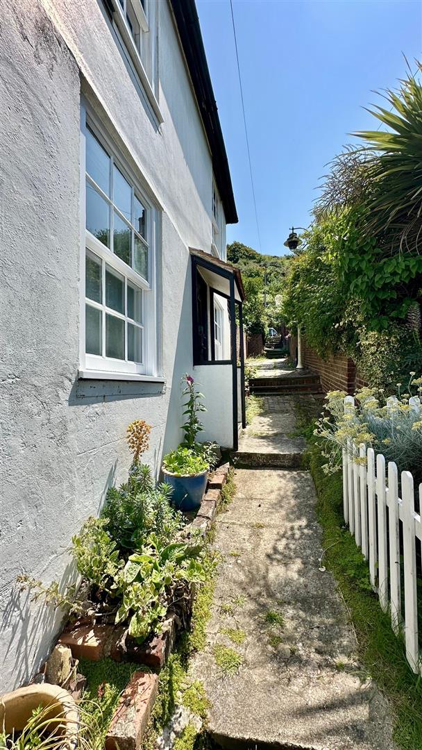 3 bed property in Woods Passage, Old Town, Hastings
